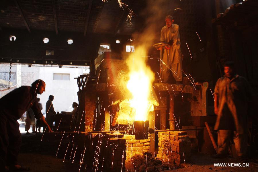 Thế giới kỷ niệm Ngày Quốc tế Lao động 2013 ảnh 10 Pakistani laborers work at an iron factory on the International Labor Day in eastern Pakistan’s Lahore on May 1, 2013. (Xinhua/Jamil Ahmed)
