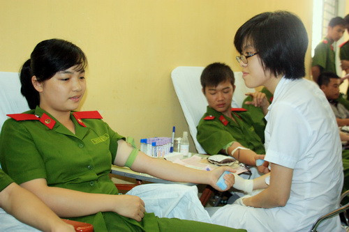 Học viên Phạm Thanh Huyền đang cho máu. Ảnh: gdtd.vn