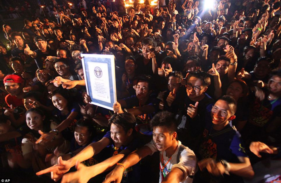Philippines gửi thông điệp hòa bình qua kỷ lục thả đèn trời ảnh 6 Community spirit: The students hold a Guinness World record plaque in the air, celebrating their World Record Read more: http://www.dailymail.co.uk/news/article-2330697/Spectacular-images-Thousands-students-release-lanterns-night-sky-new-world-record.html#ixzz2UHFEt5HZ Follow us: @MailOnline on Twitter | DailyMail on Facebook