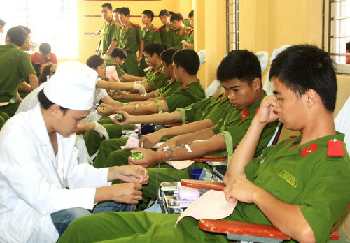 400 học viên, chiến sĩ tình nguyện đăng kí tham gia hiến máu. Ảnh: gdtd.vn