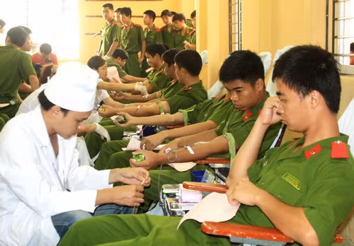 400 học viên, chiến sĩ tình nguyện đăng kí tham gia hiến máu. Ảnh: gdtd.vn