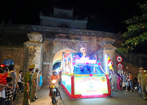 Xe hoa diễu hành vào các phường nội thành