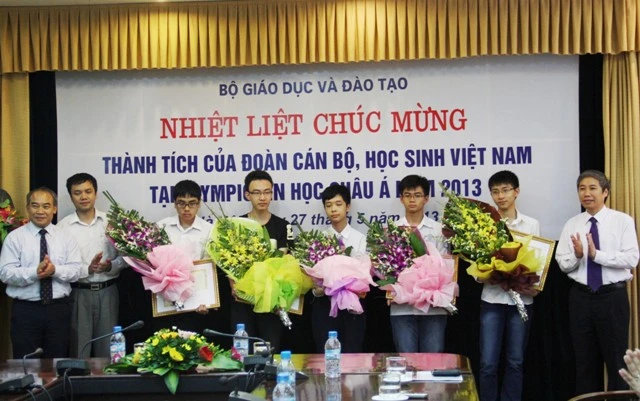 Bộ GD&amp;ĐT khen thưởng 5 HS đoạt giải Olympic Tin học Châu Á 2013