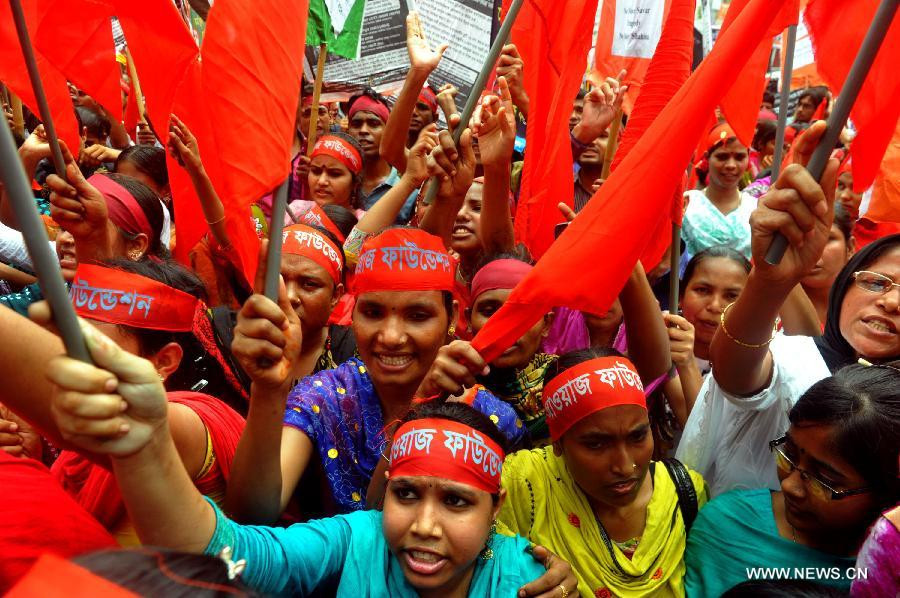 Thế giới kỷ niệm Ngày Quốc tế Lao động 2013 ảnh 1 Bangladeshi garments workers stage a procession to mark International Labor Day in Dhaka, Bangladesh, May 1, 2013. The historic Labor Day was observed in the country as elsewhere across the world Wednesday with a pledge to safeguard rights of workers.