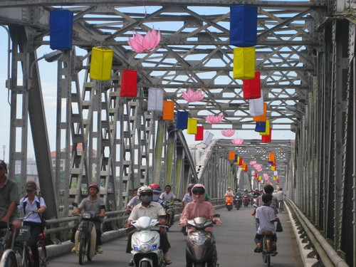 Cầu Tràng Tiền trở nên đẹp hơn khi được điểm tô những chiếc đèn lồng màu sen hồng