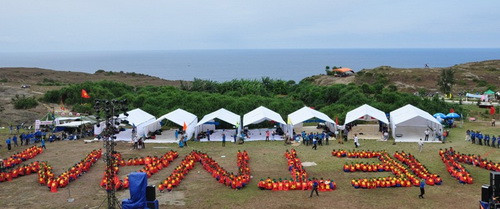 900 sinh viên tham gia xếp hình chữ VIỆT NAM trên đỉnh núi Thới Lới