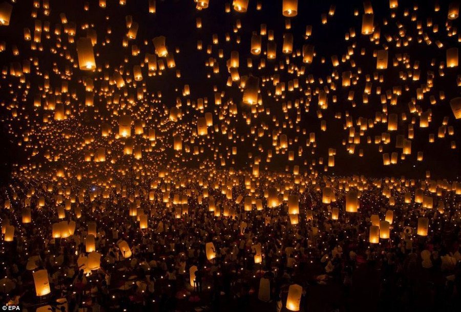 Philippines gửi thông điệp hòa bình qua kỷ lục thả đèn trời ảnh 5 Sign of peace: The lanterns floated into the sky as 10,000 volunteers meditate to celebrate World Peace Read more: http://www.dailymail.co.uk/news/article-2330697/Spectacular-images-Thousands-students-release-lanterns-night-sky-new-world-record.html#ixzz2UHEYPKhx Follow us: @MailOnline on Twitter | DailyMail on Facebook