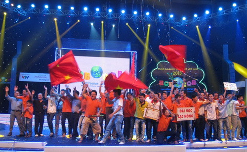 : Niềm vui của các đội Robot Trường ĐH Lạc Hồng sau khi thi đấu xuất sắc giành được nhiều giải cao