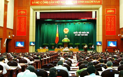 Các đại biểu làm việc toàn thể tại Hội trường thảo luận về các dự án Luật