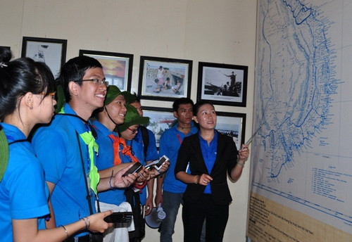 Sinh viên thăm Nhà trưng bày Đội Hoàng Sa kiêm quản Bắc Hải