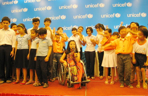 Các bạn trẻ khuyết tật tại thành phố Đà Nẵng cùng cùng “cô bé thủy tinh” Nguyễn Phương Anh tham gia giao lưu văn nghệ