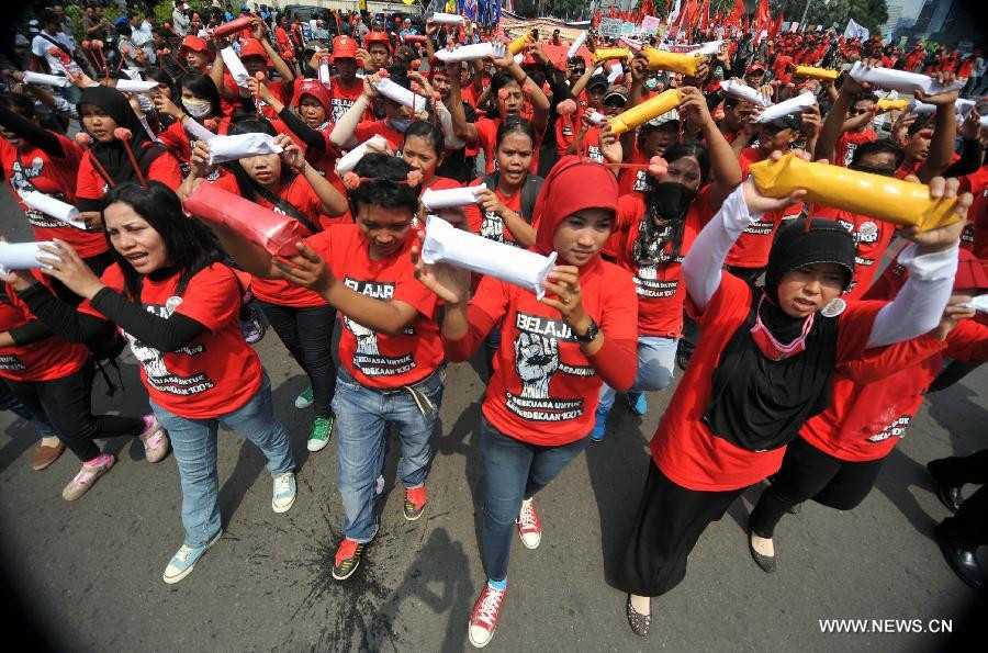 Thế giới kỷ niệm Ngày Quốc tế Lao động 2013 ảnh 4 Labors paticipate in a commemoration of May Day in Jakarta, Indonesia, May 1, 2013. (Xinhua/Agung Kuncahya B.)