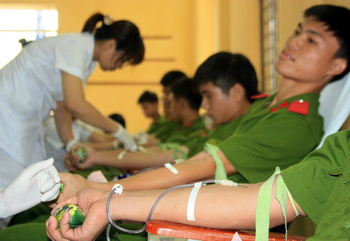 Những cánh tay khỏe mạnh của các học viên, chiến sĩ trẻ đang có hành động cao cả: hiến máu. Ảnh: gdtd.vn