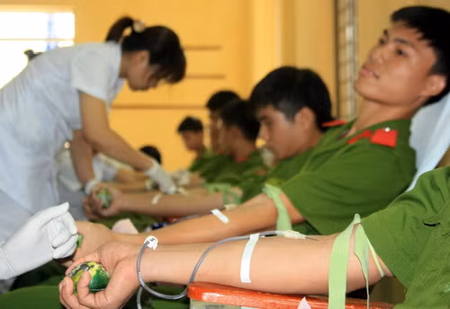 Những cánh tay khỏe mạnh của các học viên, chiến sĩ trẻ đang có hành động cao cả: hiến máu. Ảnh: gdtd.vn