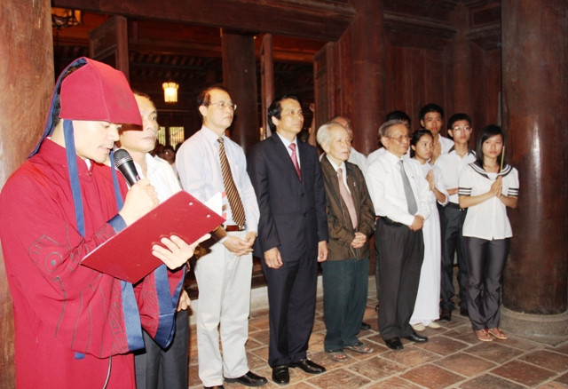 Các đại biểu cùng đại diện HSG quốc gia môn Lịch sử 2013 dâng hương tại Quốc Tử Giám. Ảnh: NN