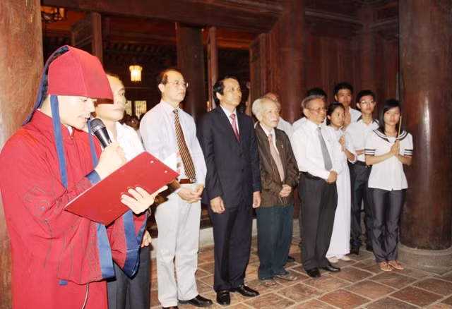 Các đại biểu cùng đại diện HSG quốc gia môn Lịch sử 2013 dâng hương tại Quốc Tử Giám. Ảnh: NN