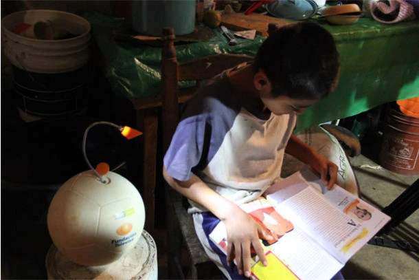 Thắp sáng thế giới với trái bóng lăn