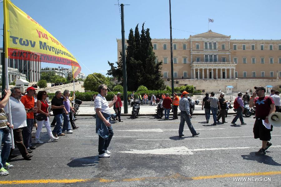 Thế giới kỷ niệm Ngày Quốc tế Lao động 2013 ảnh 7 Protesters shout slogans and hold banners in front of the House of Parliament, in Athens, Greece, May 1, 2013. Greece is in the grip of a new 24-hour general strike on Wednesday, as the country’s largest unions of public and private sector workers ADEDY and GSEE mark Labor Day with anti-austerity rallies in central Athens and other major cities. (Xinhua/Marios Lolos)