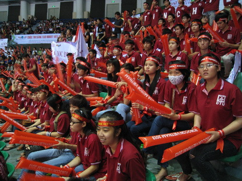 Cuộc thi thu hút đông đảo sinh viên, các bạn trẻ đam mê khoa học, công nghệ đến xem và tham gia cổ vũ Cuộc thi thu hút đông đảo sinh viên, các bạn trẻ đam mê khoa học, công nghệ đến xem và tham gia cổ vũ