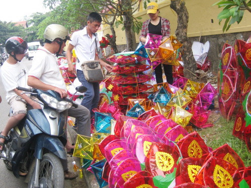 Dịp lễ Phật đản là cơ hội để người lao động nghèo mưu sinh