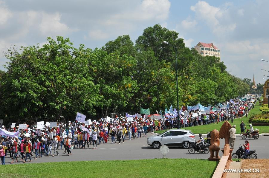 Thế giới kỷ niệm Ngày Quốc tế Lao động 2013 ảnh 5 Workers attend a march in Phnom Penh, Cambodia, May 1, 2013. Approximately 5,000 Cambodian workers came to streets on the International Labor Day, calling for pay rise and better labor conditions as well as decrease in petrol prices, union representatives said. (Xinhua/Li Hong)