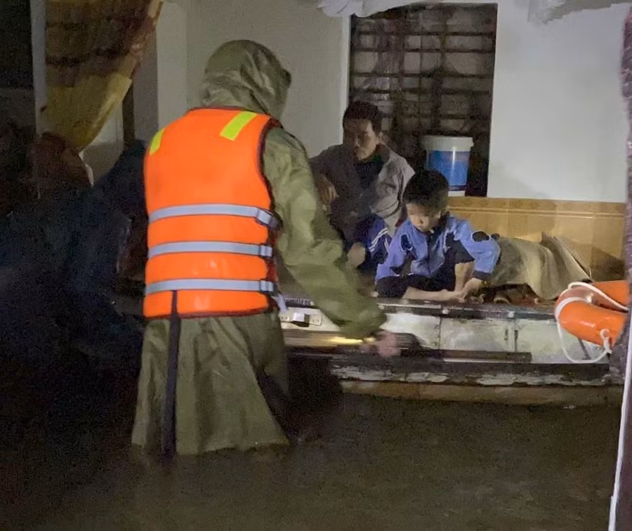 Ông Miên trong một lần tham gia cứu trợ người dân