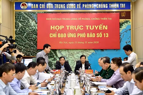 Phó Thủ tướng Trịnh Đình Dũng nhấn mạnh cần hết sức cảnh giác với diễn biến của bão số 13. Ảnh: VGP