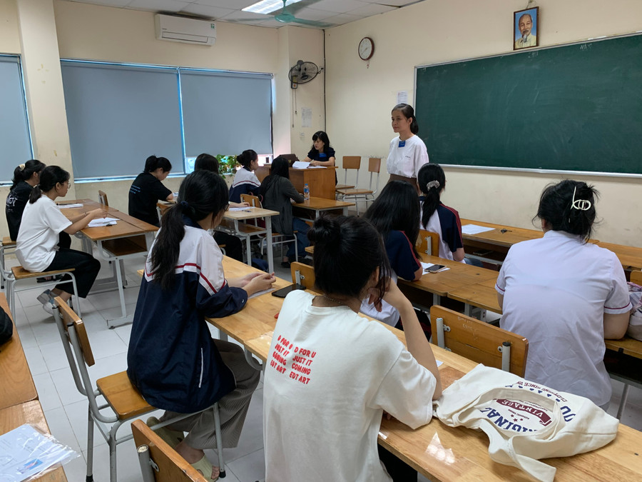 Cán bộ coi thi tiếp tục nhắc nhở thí sinh thực hiện nghiêm quy chế thi.