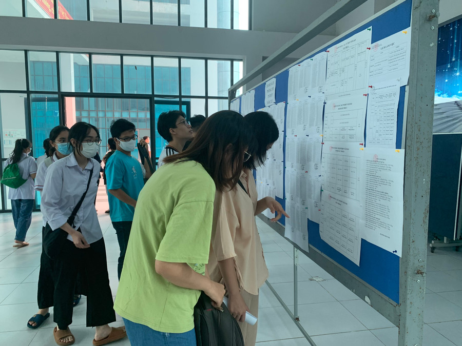 Thí sinh kiểm tra thông tin phòng thi tại điểm thi Trường THPT chuyên Biên Hòa.