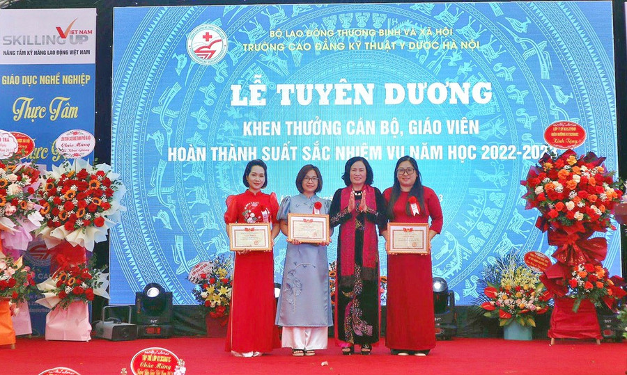 Khen thưởng các nhà giáo đóng góp nhiều thành tích trong năm học vừa qua.