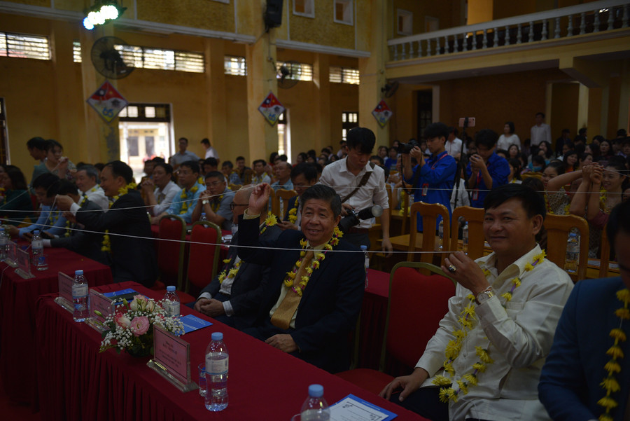 Tết Bunpimay bắt đầu bằng nghi thức cúng Phật, mọi người cùng nhau ngồi quanh bàn cùng với những sợi chỉ được nối dài tới từng người.