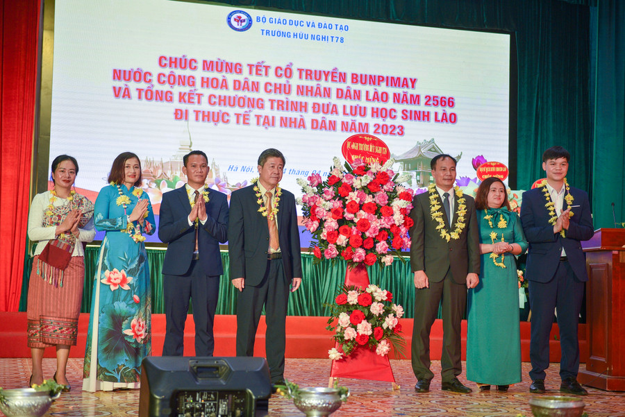 Ban Giám hiệu nhà trường tặng hoa chúc mừng ngày Tết cổ truyền Bunpumay.