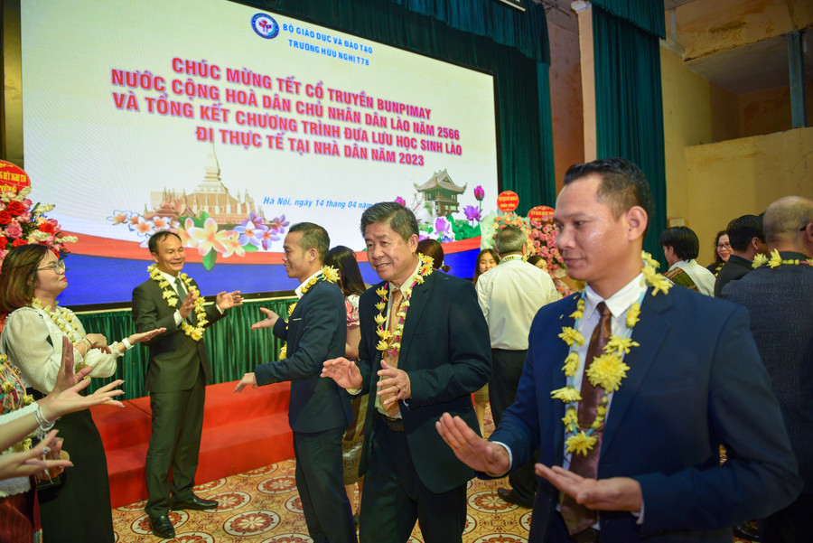 Sau cùng, tất cả sẽ cùng hòa vào âm nhạc với điệu múa Lăm vông.