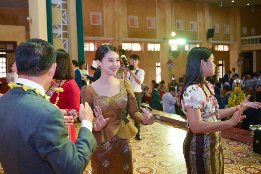 Sau cùng, tất cả sẽ cùng hòa vào âm nhạc với điệu múa Lăm vông.