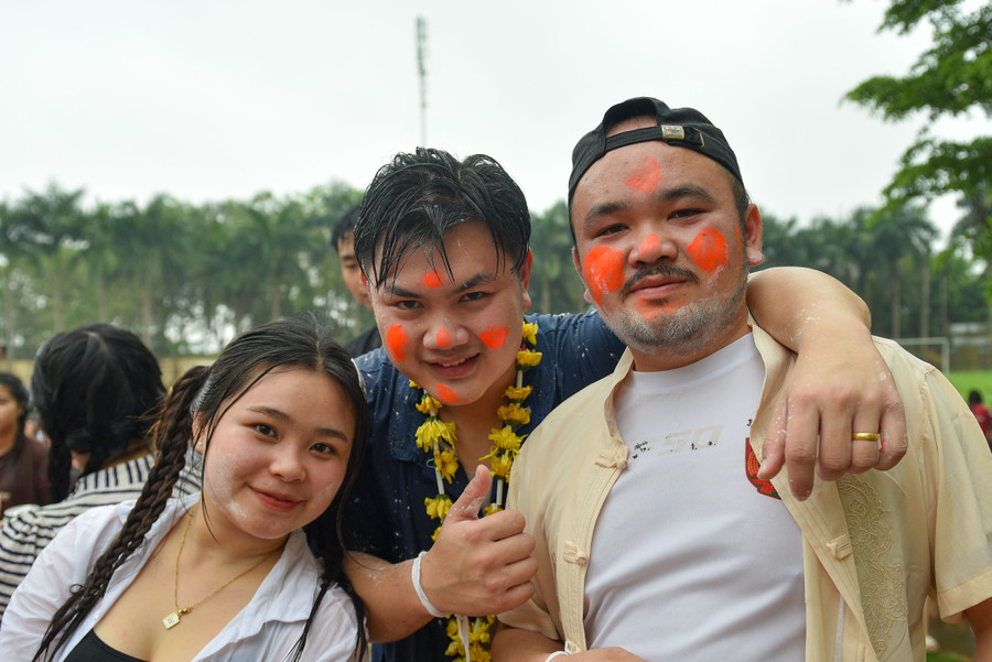 Hàng trăm học sinh Việt Nam, Lào cùng tham gia lễ hội té nước.
