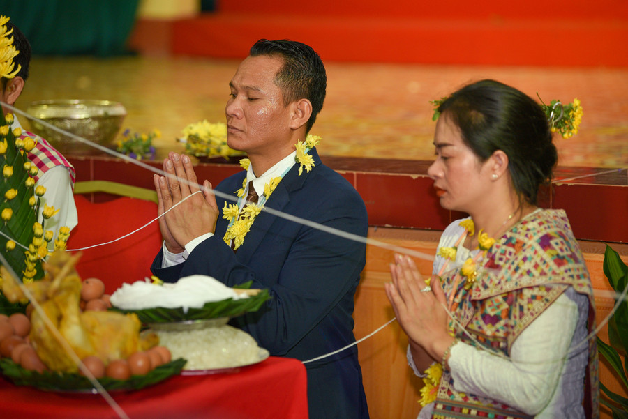 Tết Bunpimay bắt đầu bằng nghi thức cúng Phật, mọi người cùng nhau ngồi quanh bàn cùng với những sợi chỉ được nối dài tới từng người.