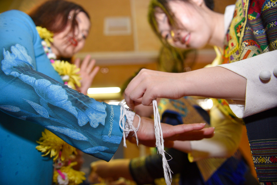 Thầy cô giáo cùng học sinh tham gia nghi thức buộc chỉ cầu may.