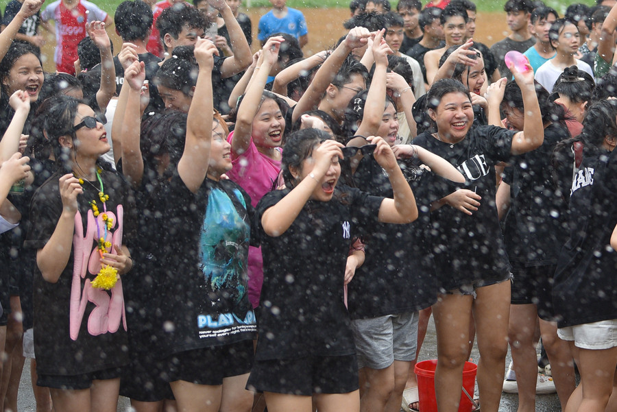 Hàng trăm học sinh Việt Nam, Lào cùng tham gia lễ hội té nước.