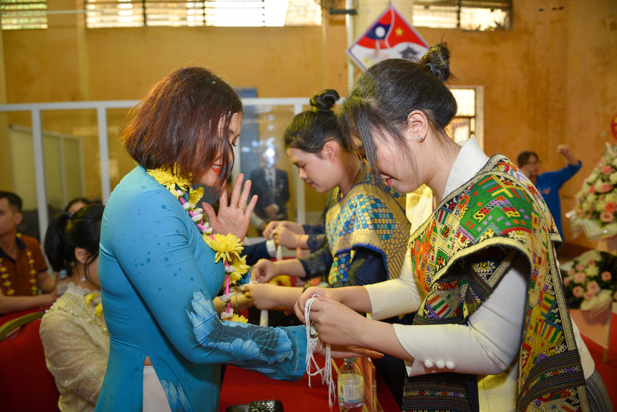 Các bạn học sinh – sinh viên Lào diện trang phục truyền thống của dân tộc Lào.