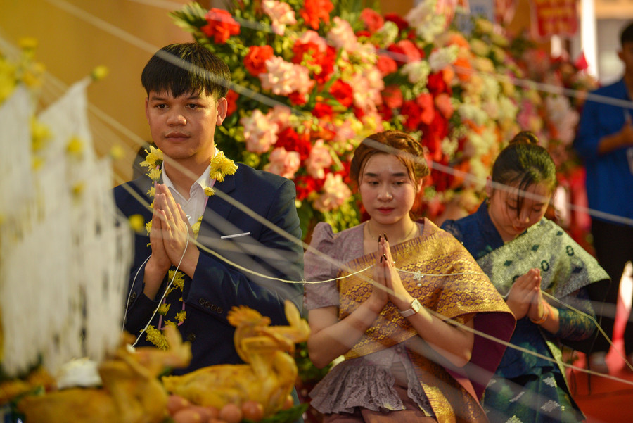 Tết Bunpimay bắt đầu bằng nghi thức cúng Phật, mọi người cùng nhau ngồi quanh bàn cùng với những sợi chỉ được nối dài tới từng người.