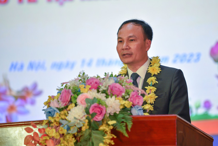 Thầy Lê Phú Thắng – Hiệu trưởng trường Hữu Nghị T78 phát biểu tại buổi lễ.