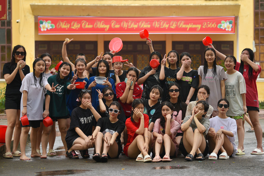 Hàng trăm học sinh Việt Nam, Lào cùng tham gia lễ hội té nước.