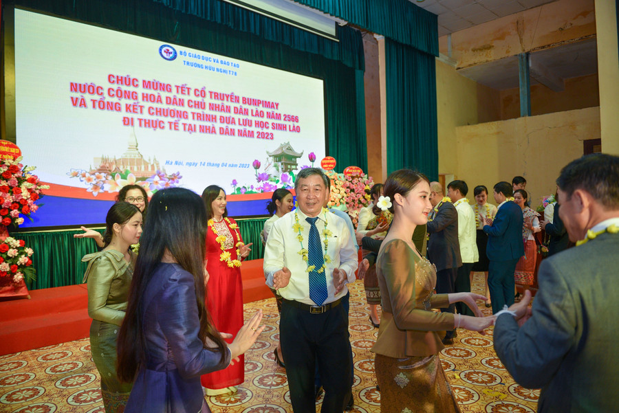 Sau cùng, tất cả sẽ cùng hòa vào âm nhạc với điệu múa Lăm vông.