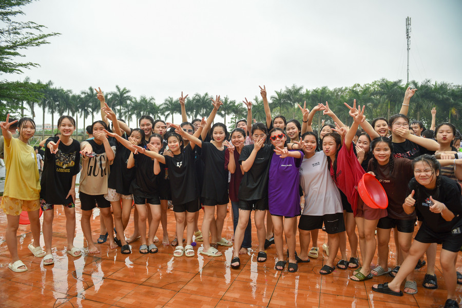 Hàng trăm học sinh Việt Nam, Lào cùng tham gia lễ hội té nước.