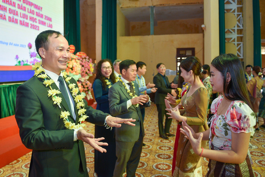 Sau cùng, tất cả sẽ cùng hòa vào âm nhạc với điệu múa Lăm vông.