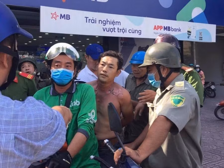 Đối tượng cướp ngân hàng bị cơ quan chức năng khống chế. Ảnh: VOV