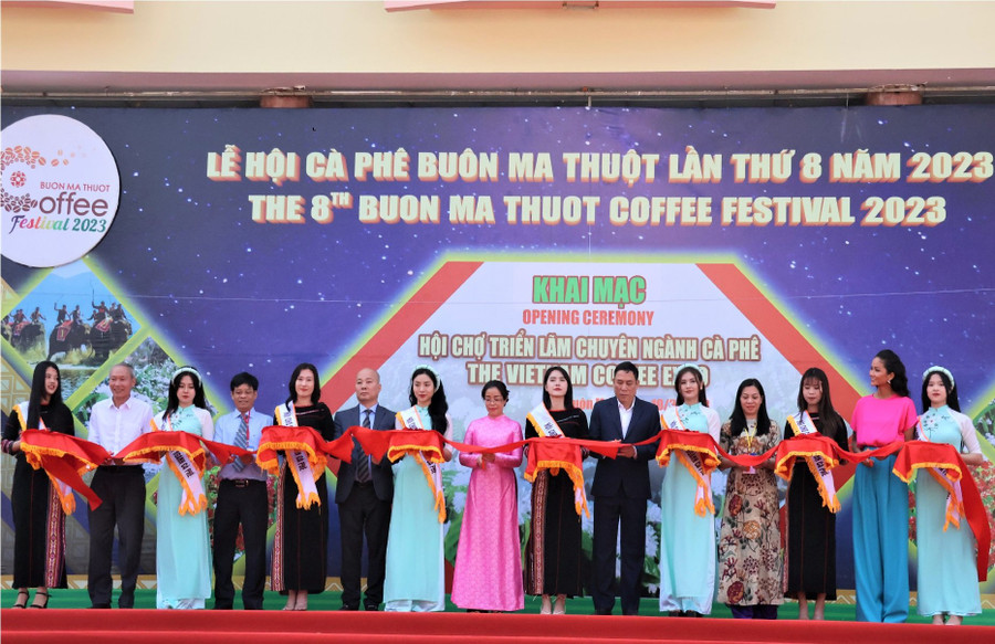 Các đại biểu cắt băng khai mạc Hội chợ triển lãm chuyên ngành cà phê. Các đại biểu cắt băng khai mạc Hội chợ triển lãm chuyên ngành cà phê.