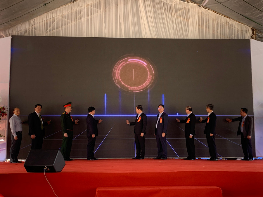 Phó Thủ tướng Chính phủ Trần Lưu Quang và các đại biểu bấm nút khánh thành dự án.