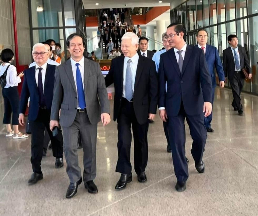 Bộ trưởng Bộ GD&amp;ĐT Nguyễn Kim Sơn cùng đại biểu đi thăm cơ sở vật chất hiện đại của Trường ĐH Việt Đức.