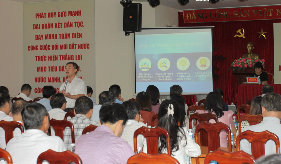 Đại diện Trung tâm Truyền thông, Văn phòng Bộ GD&ĐT triển khai tập huấn công tác truyền thông.